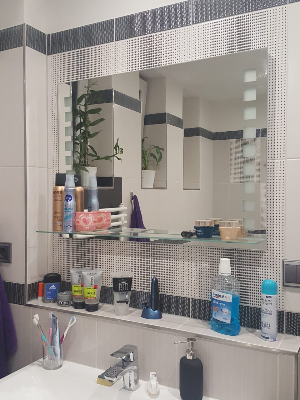 Moderní sklenářství polička a zrcadlo v koupelně