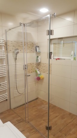 Reference skleněný sprchový kout